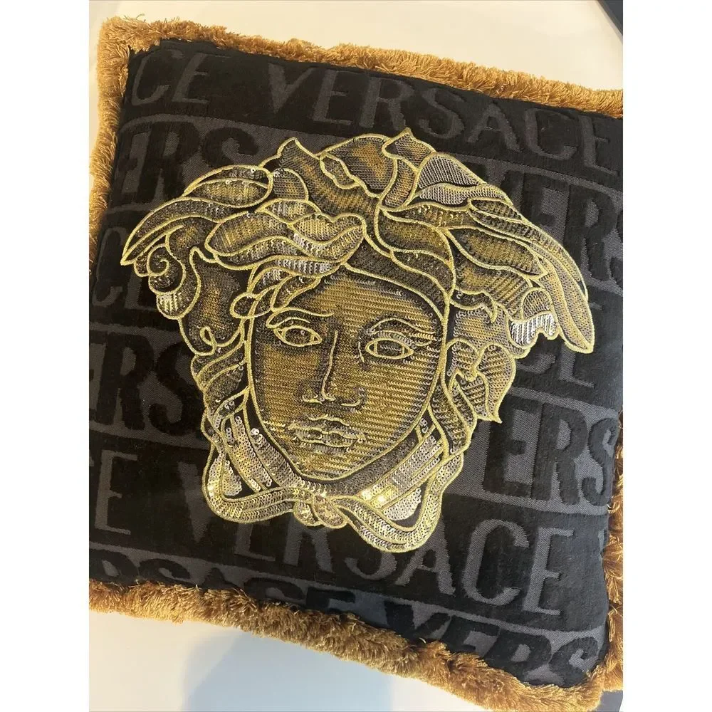 Versace LogoMania Medusa Kissen Pillow Cushion 17 x 17 Schwarz Gold Reticket Tag